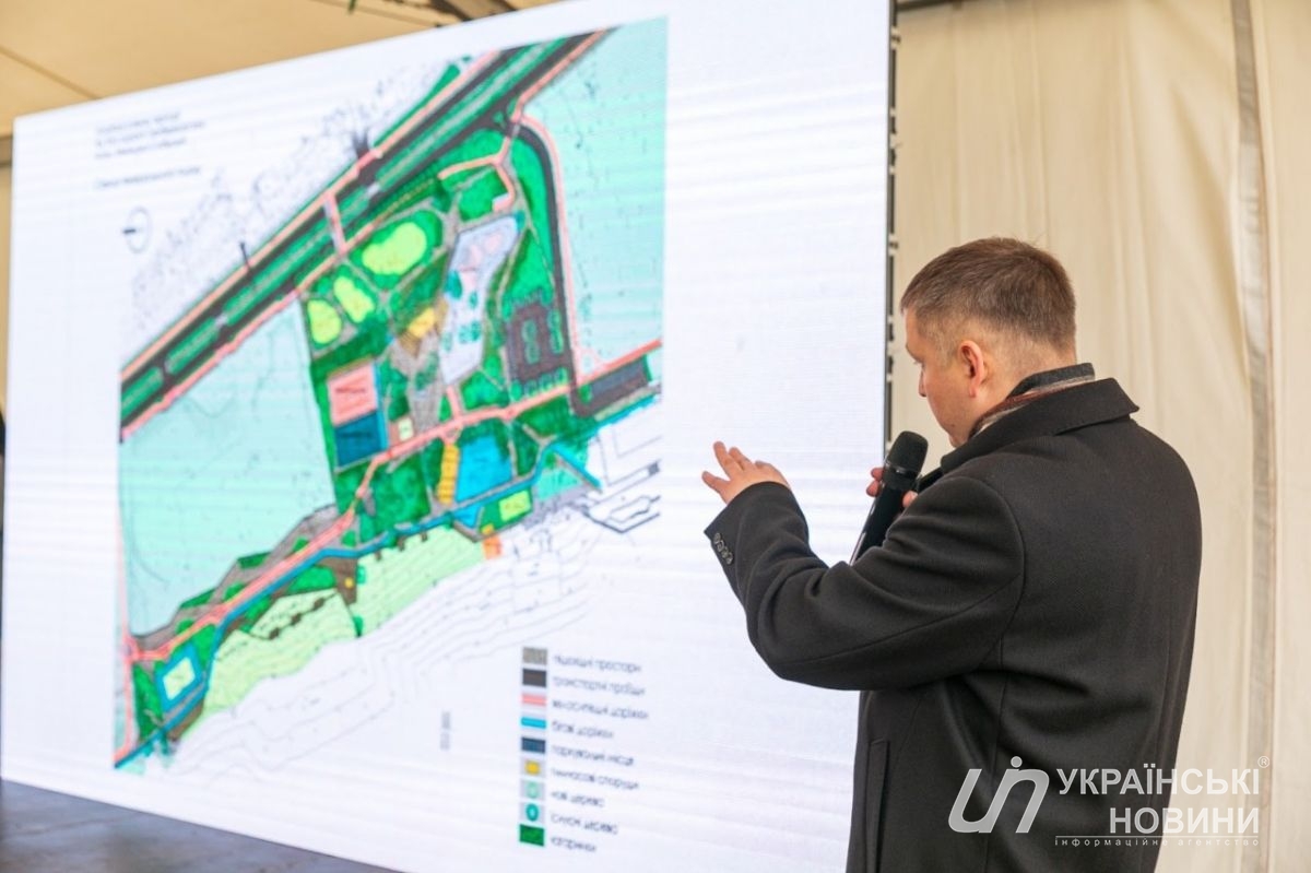 Відкритий майданчик по вул. Микільсько-Слобідська 7-9, Дніпровський район, місто Київ, ст.м. Лівобережна.
