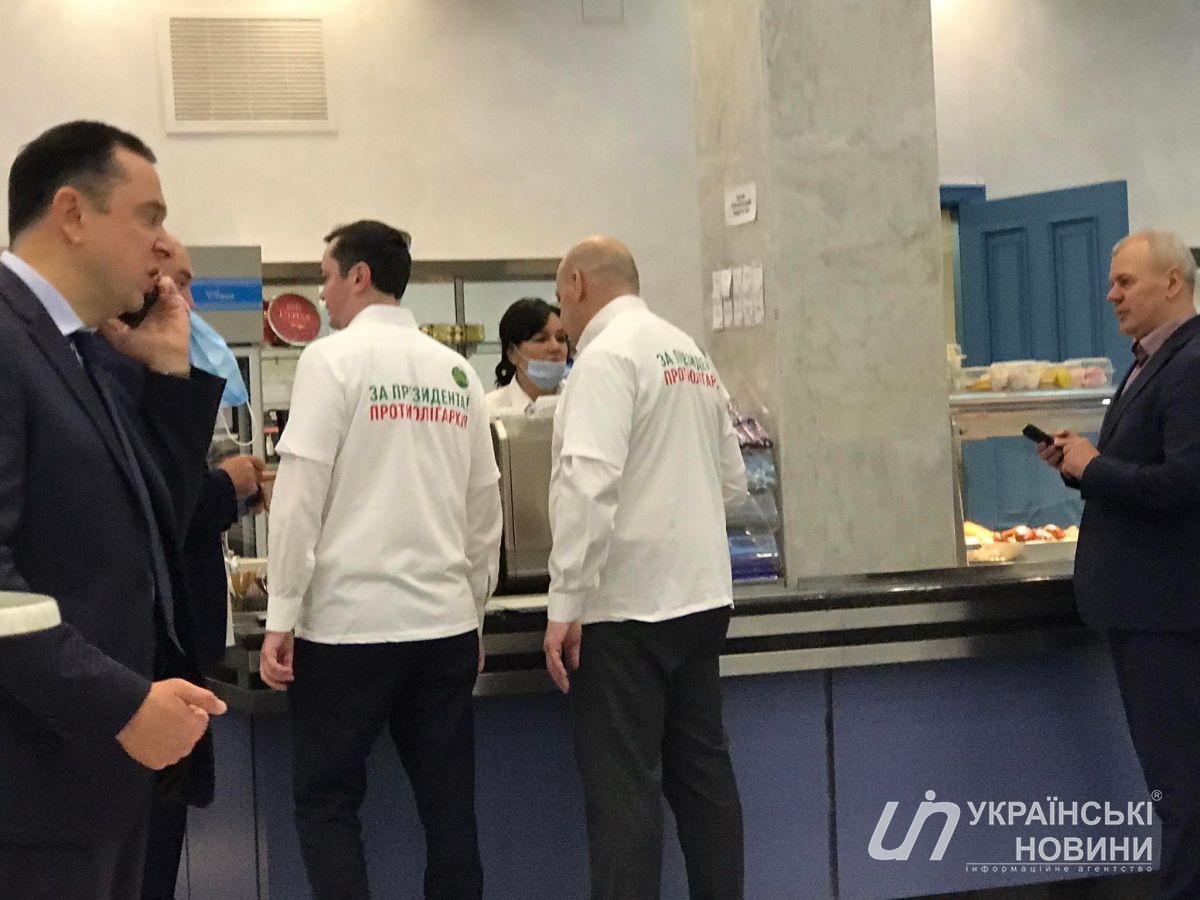 Депутаты в футболках в поддержку Зеленского