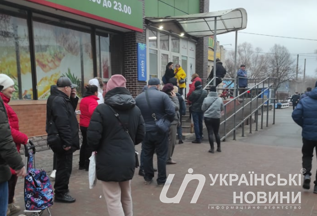 Черга біля супермаркету у Києві