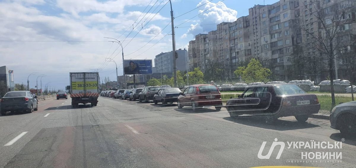 Купить последний бензин в Киеве спешат многие автомобилисты. Фото: Українські Новини
