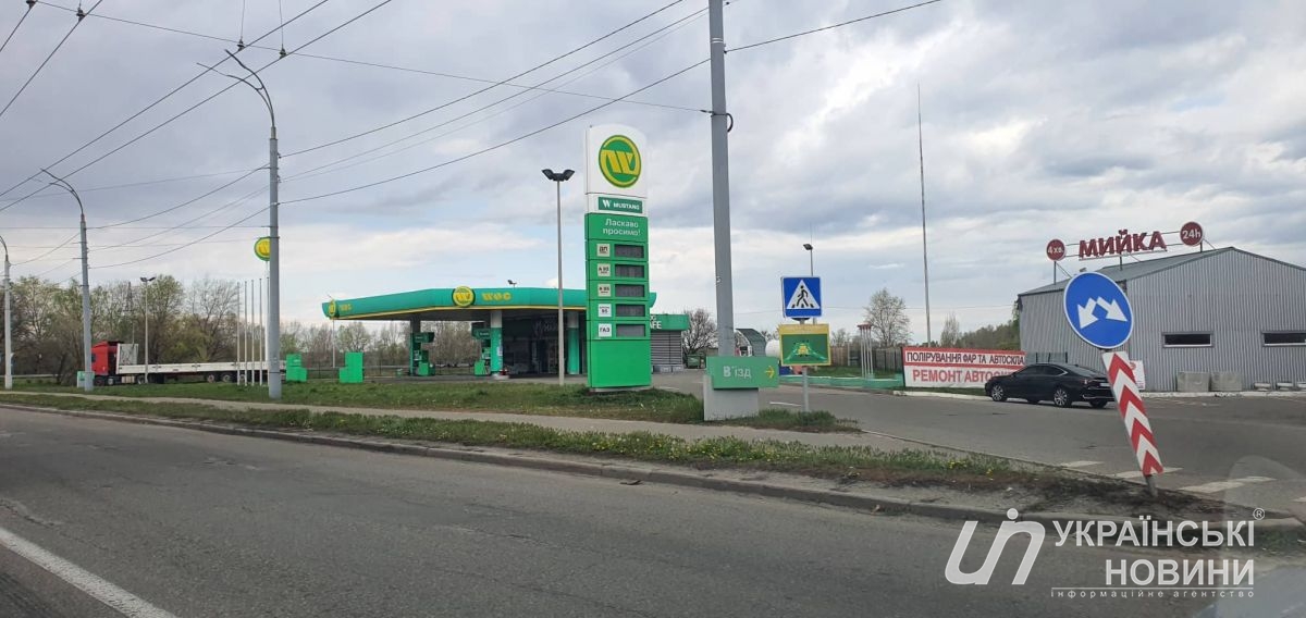 Бензин в Киеве купить практически невозможно, топливо закончилось на АЗС. Фото: Українські Новини