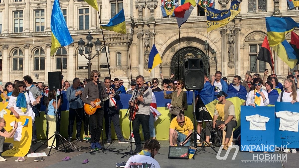 Олег Скрипка выступил во время акции в поддержку украинских детей, которая прошла в Париже