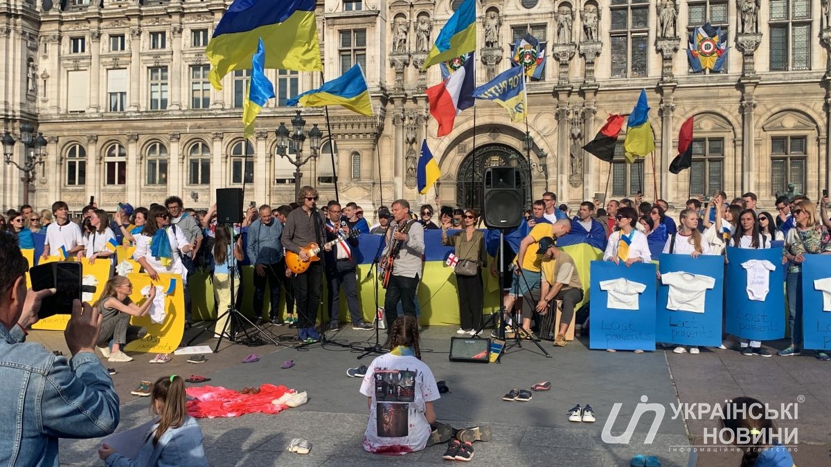Олег Скрипка выступил во время акции в поддержку украинских детей