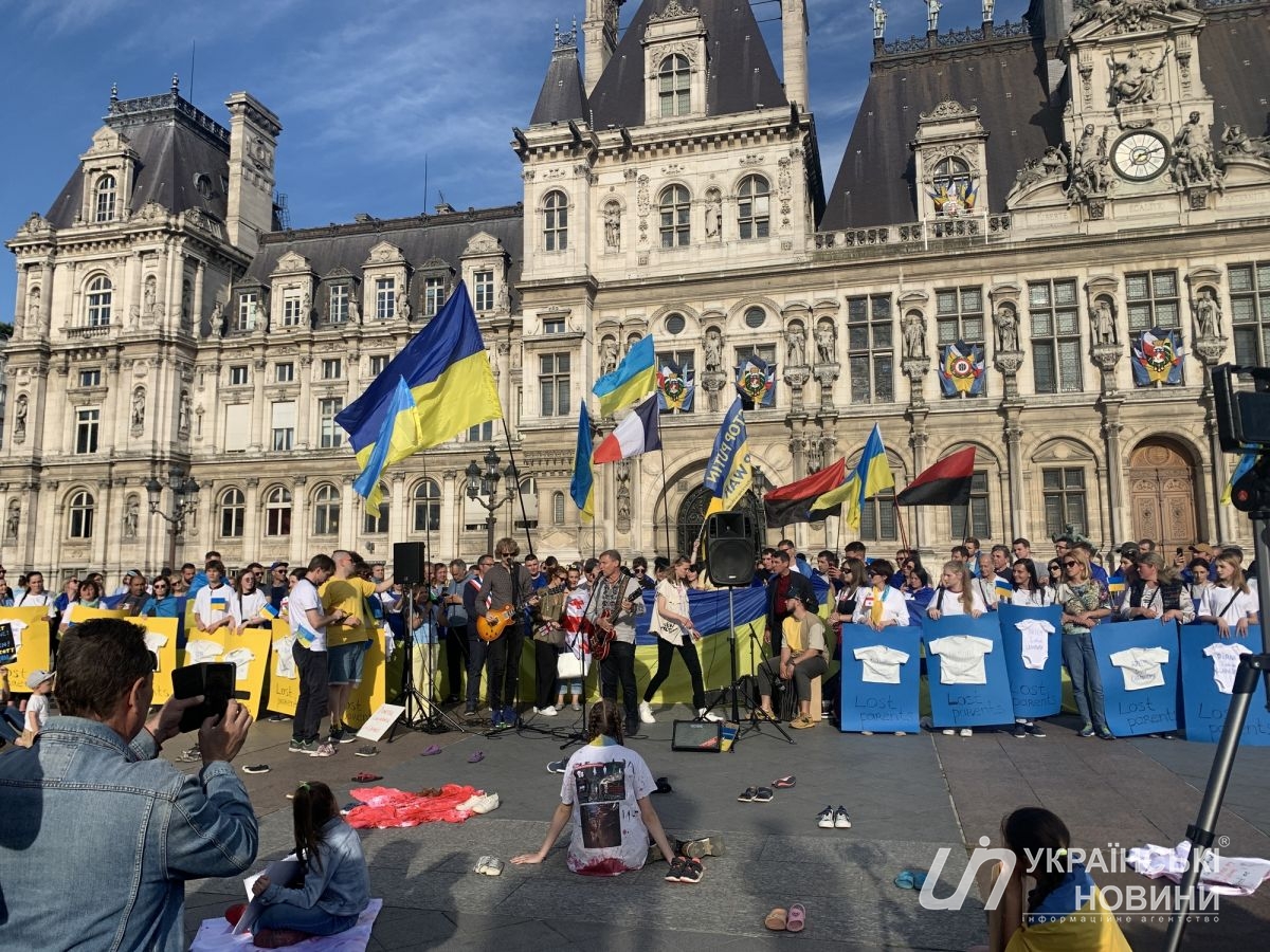 Олег Скрипка виступив під час акції в Парижі