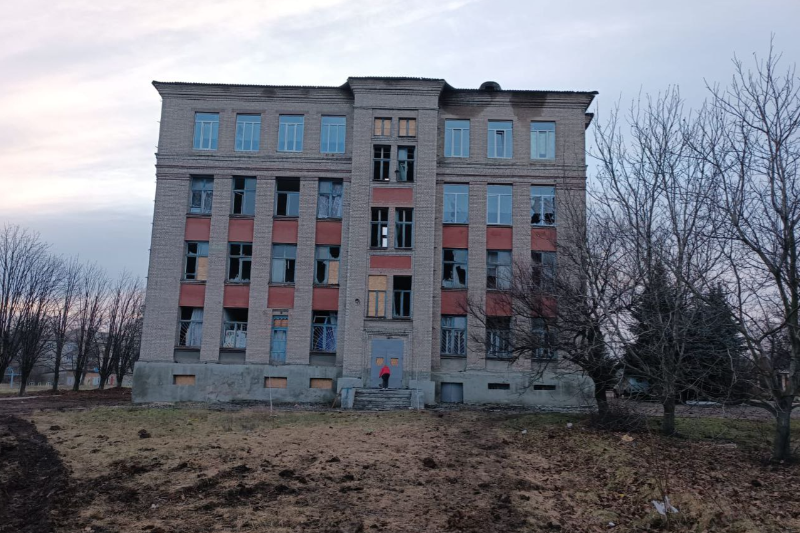 Одно из поврежденных зданий в результате ночного обстрела оккупантами Донбасса. Фото: telegram/Донецкая ОВА