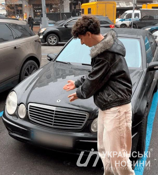 Муаяд біла пошкодженого авто. Фото: скриншот з відео