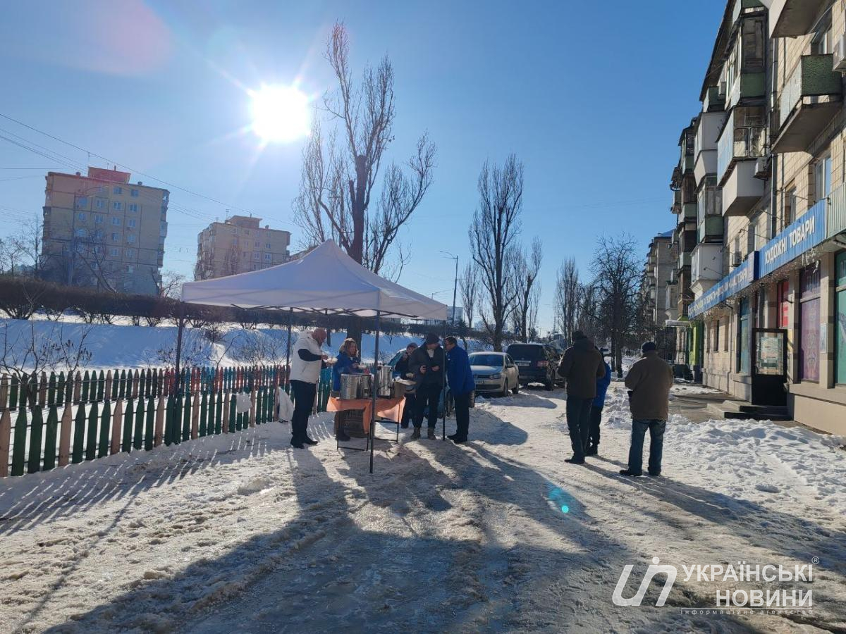 Volunteers treat residents with hot lunches on the streets of the Dniprovskyi district