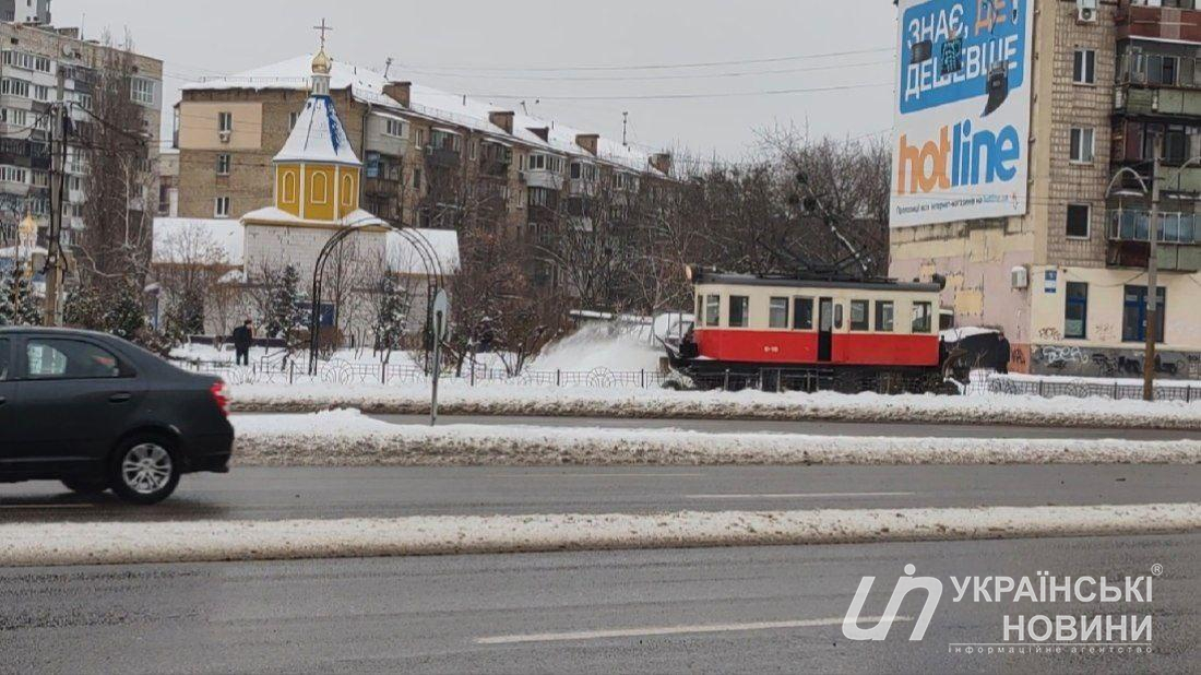 На левом берегу с 10 января полностью прекращено движение электротранспорта, но трамвайные пути все равно расчищают от снежных заносов