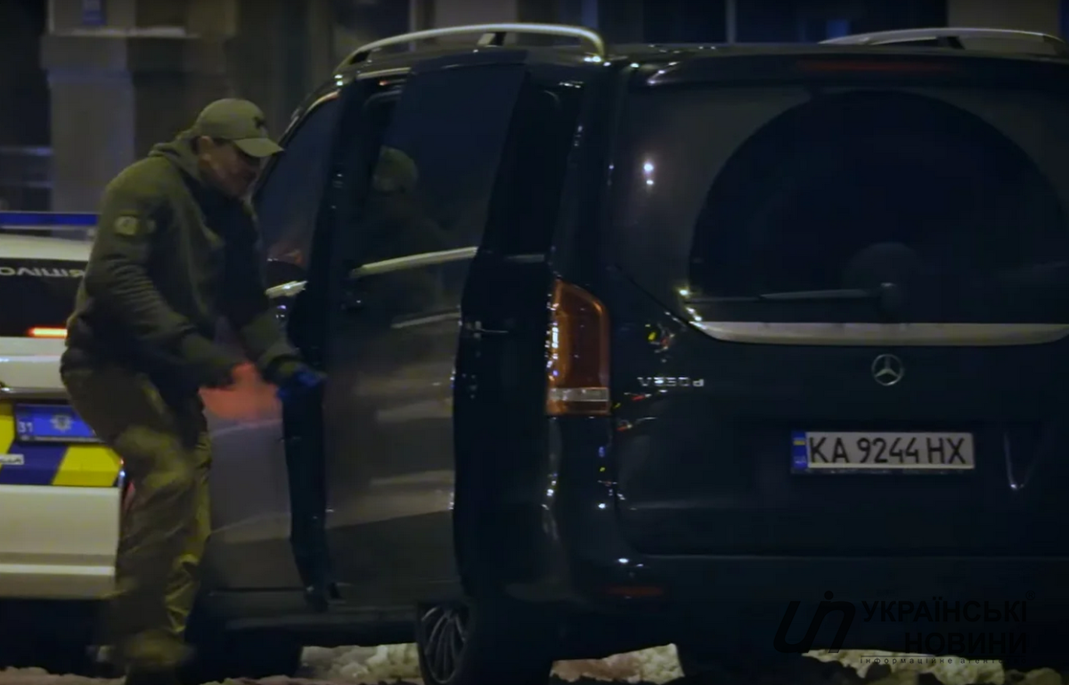 Николай Тищенко садится в MERCEDES-BENZ EQV. Фото: Украинская правда