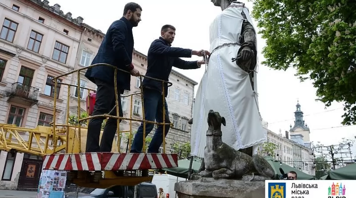 Львовские скульптуры тоже нарядили в вышиванки. Фото: city-adm.lviv.ua