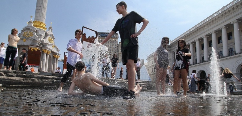 Выпускники купаются в фонтанах. Фото: 