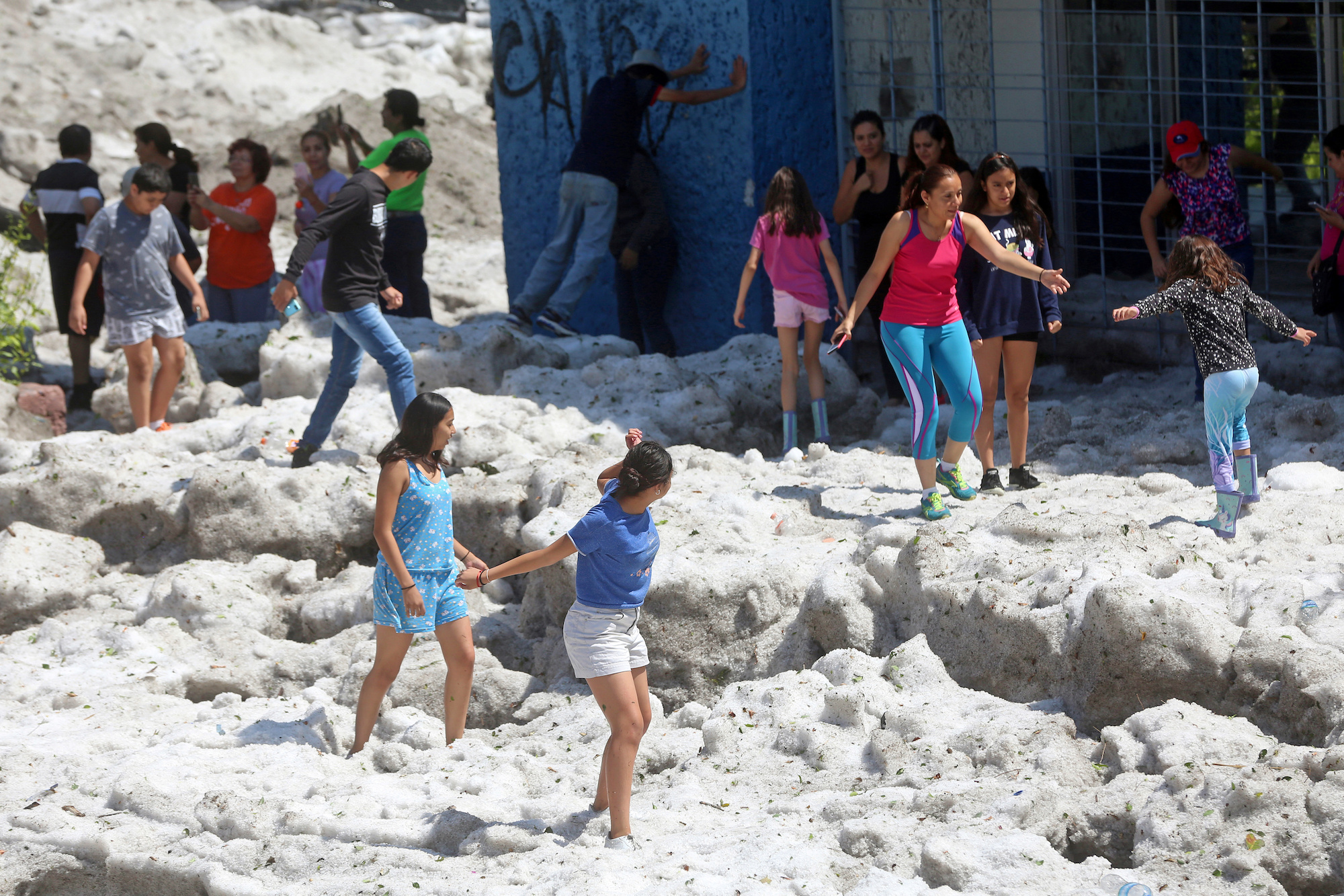 Последствия сильного града в Мексике. REUTERS/Fernando Carranz