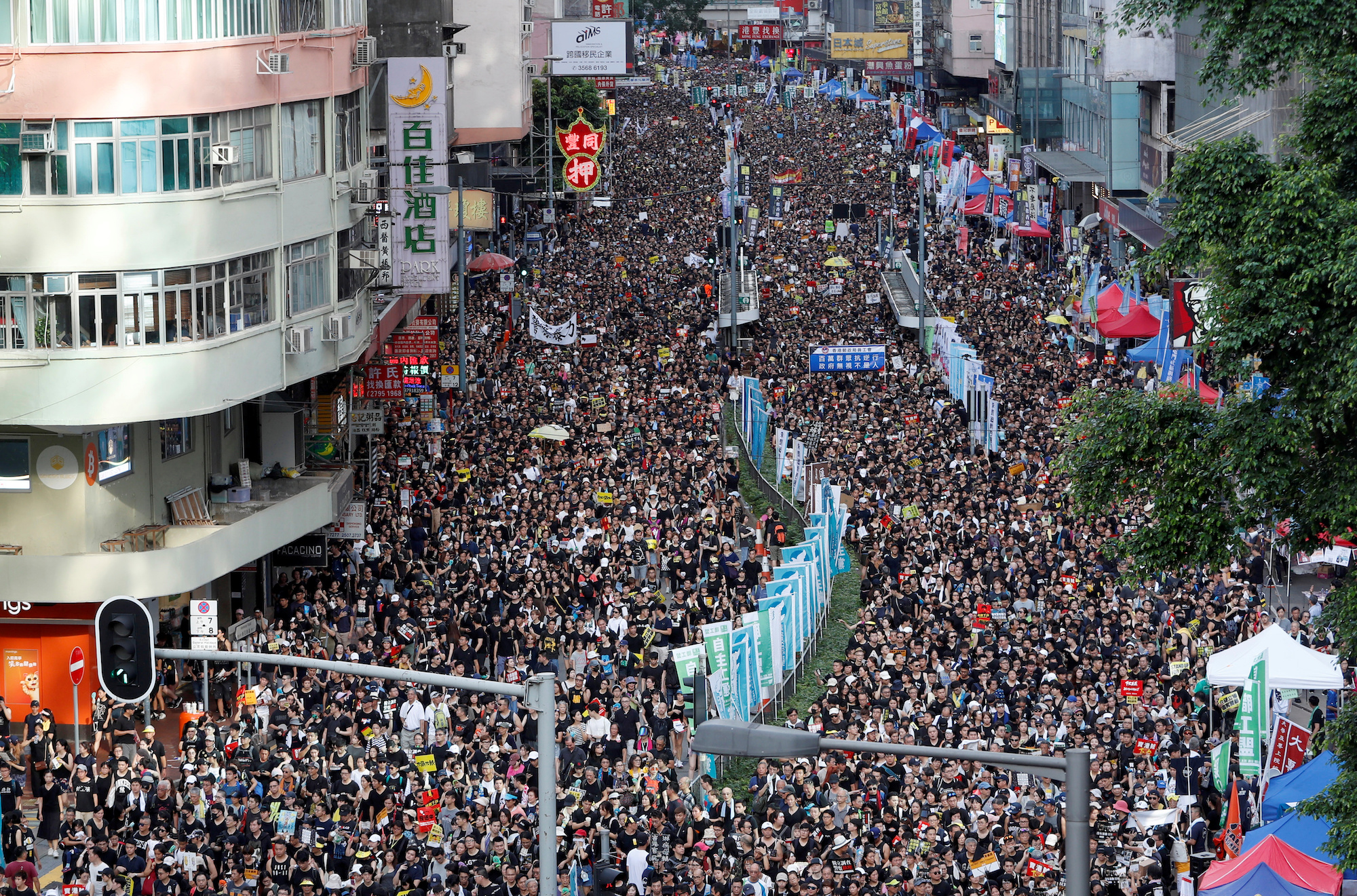 Митингующие в Гонконге. Фото: REUTERS/Tyrone Siu