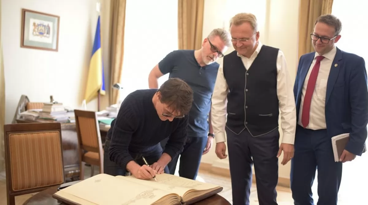 Том Круз во Львове. Фото: Facebook/Львовский городской совет