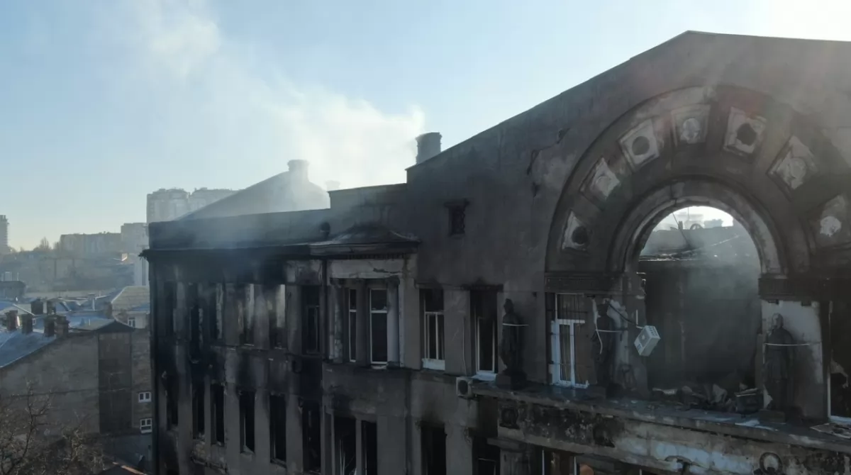 Тлеющее здание одесского колледжа экономики. Фото: Думская