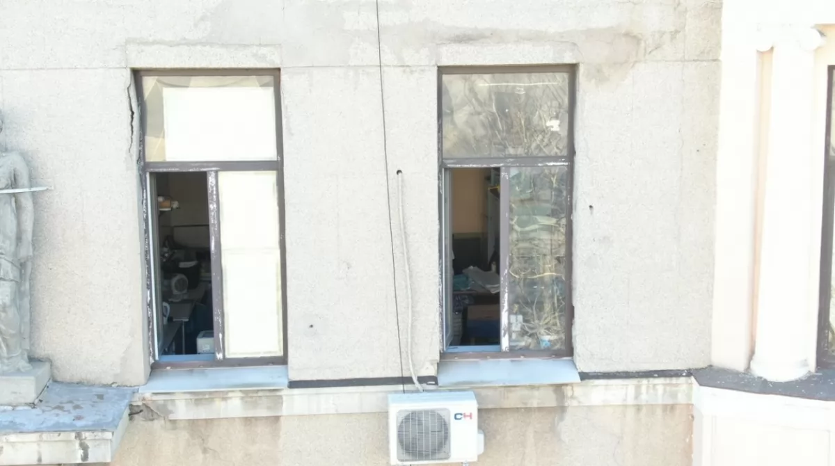 Тлеющее здание одесского колледжа экономики. Фото: Думская