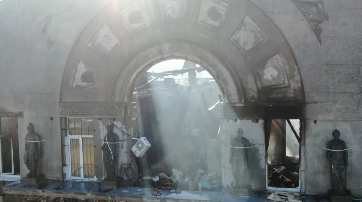 Тлеющее здание одесского колледжа экономики. Фото: Думская