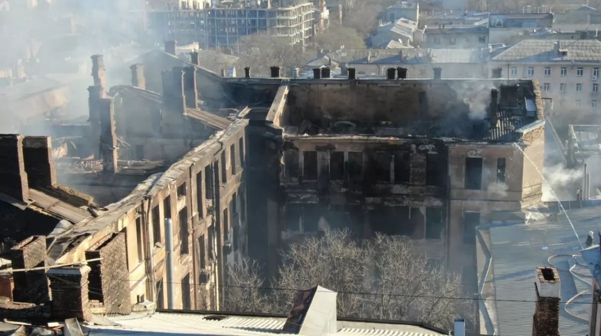 Тлеющее здание одесского колледжа экономики. Фото: Думская