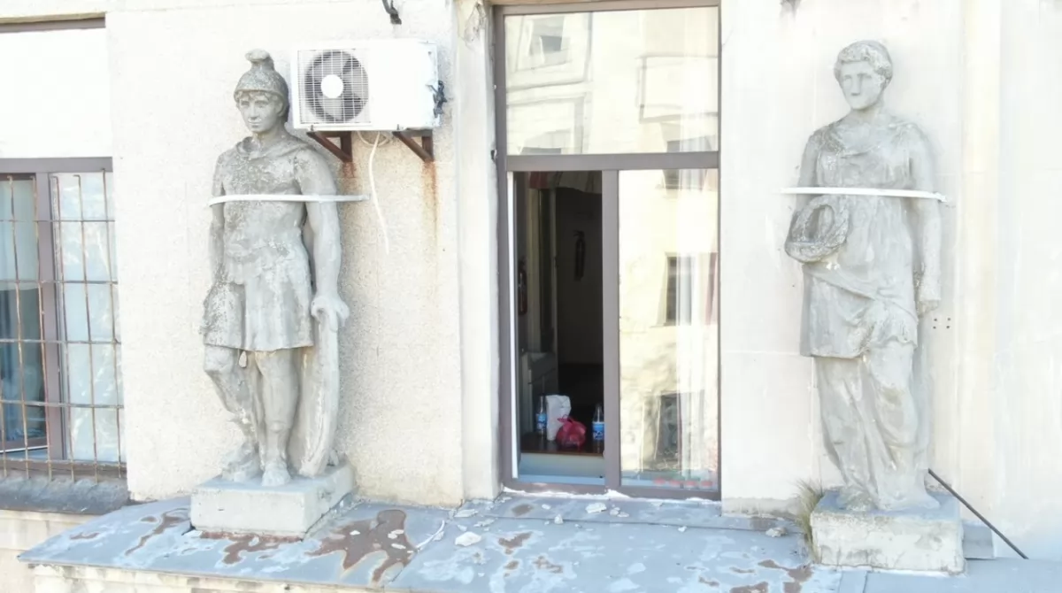 Тлеющее здание одесского колледжа экономики. Фото: Думская