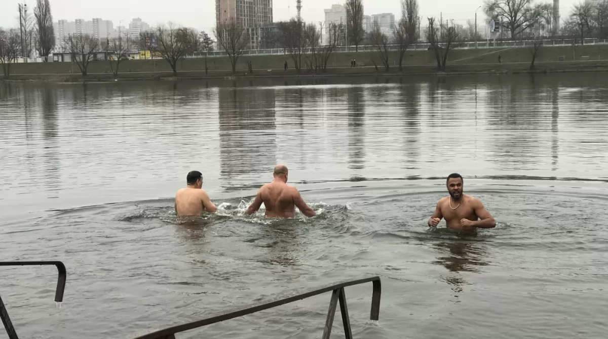 Купания в Киеве на Тельбине. Фото: 44 ua