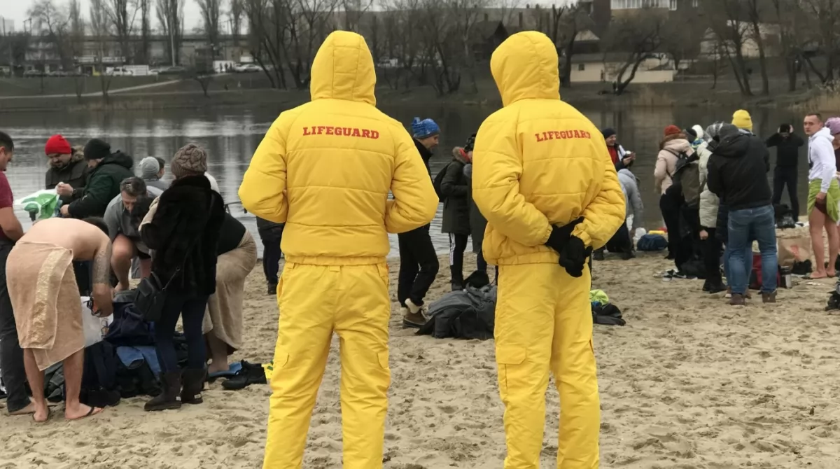 Купания в Киеве на Тельбине. Фото: 44 ua