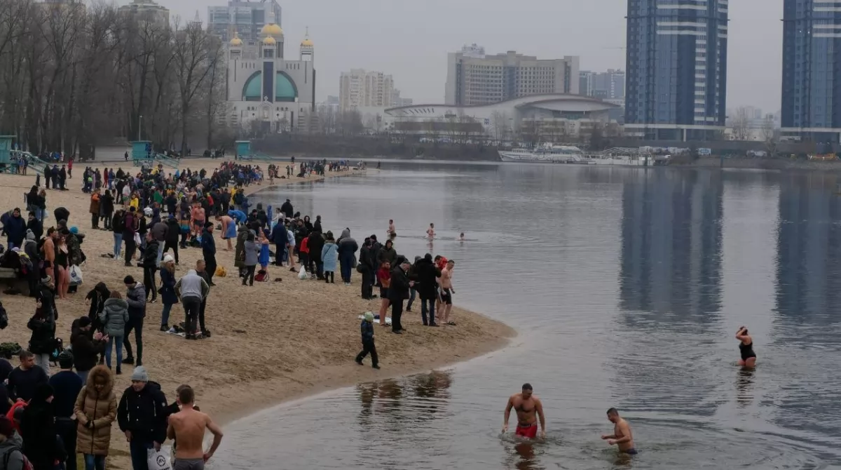 Купания на Гидропарке. Фото: Большой Киев