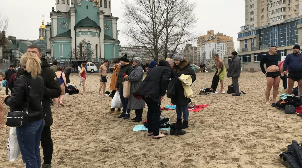 Купания в Киеве на Тельбине. Фото: 44 ua