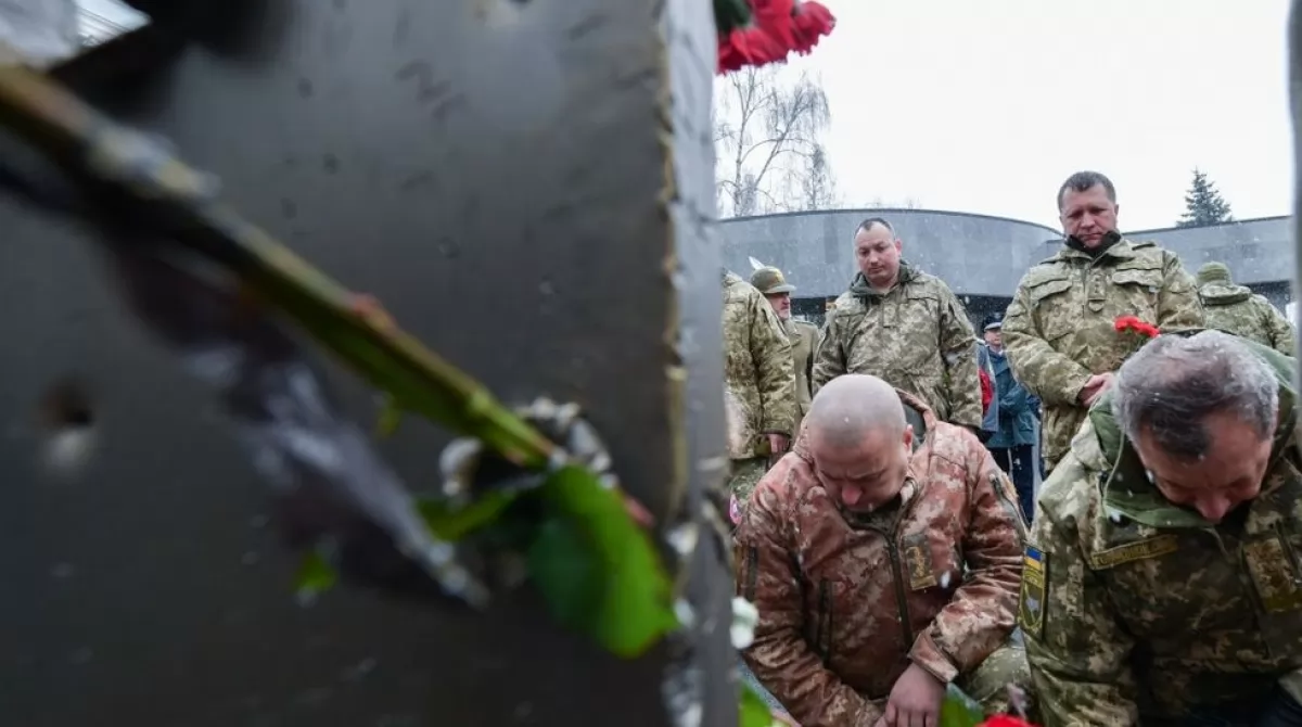 Возле памятного колокола на территории Министерства обороны Украины 20 января почтили память защитников донецкого аэропорта. Фото:.president.gov.ua Возле памятного колокола на территории Министерства обороны Украины 20 января почтили память защитников донецкого аэропорта. Фото:.president.gov.ua