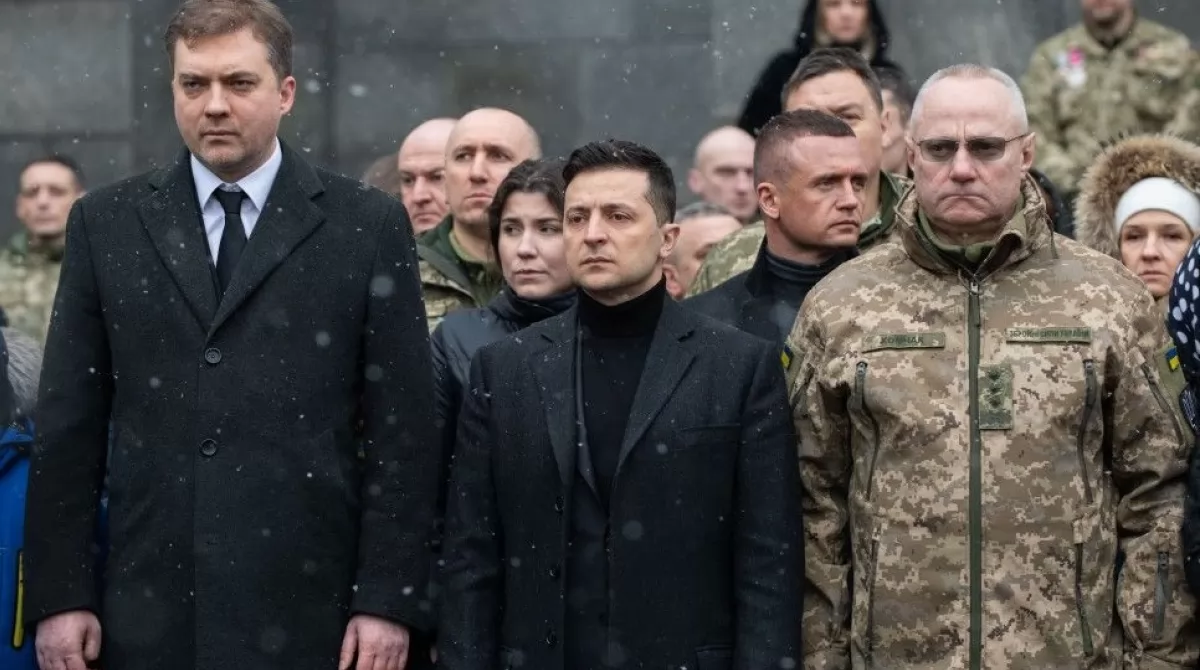В церемонии участвовали родственники погибших военных, Президент Владимир Зеленский, министр обороны Андрей Загороднюк. Фото:president.gov.ua В церемонии участвовали родственники погибших военных, Президент Владимир Зеленский, министр обороны Андрей Загороднюк. Фото:president.gov.ua