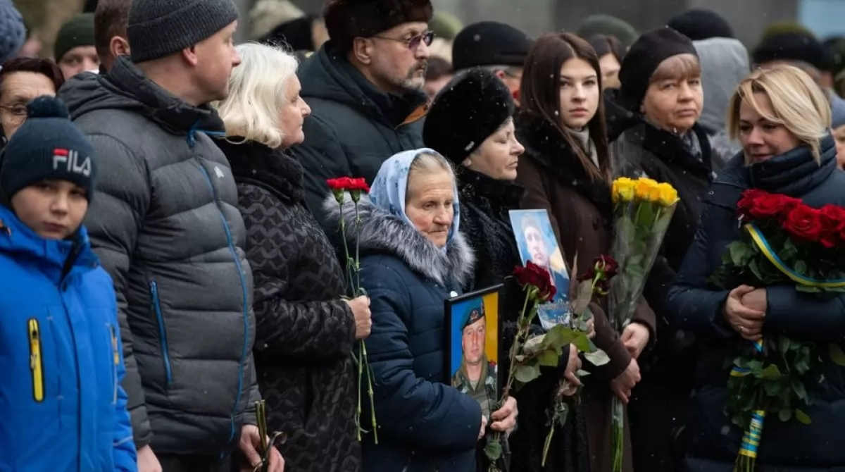 Друзья и родственники погибших киборгов возложили цветы у мемориала памятного колокола. Фото: .president.gov.ua Друзья и родственники погибших киборгов возложили цветы у мемориала памятного колокола. Фото: .president.gov.ua