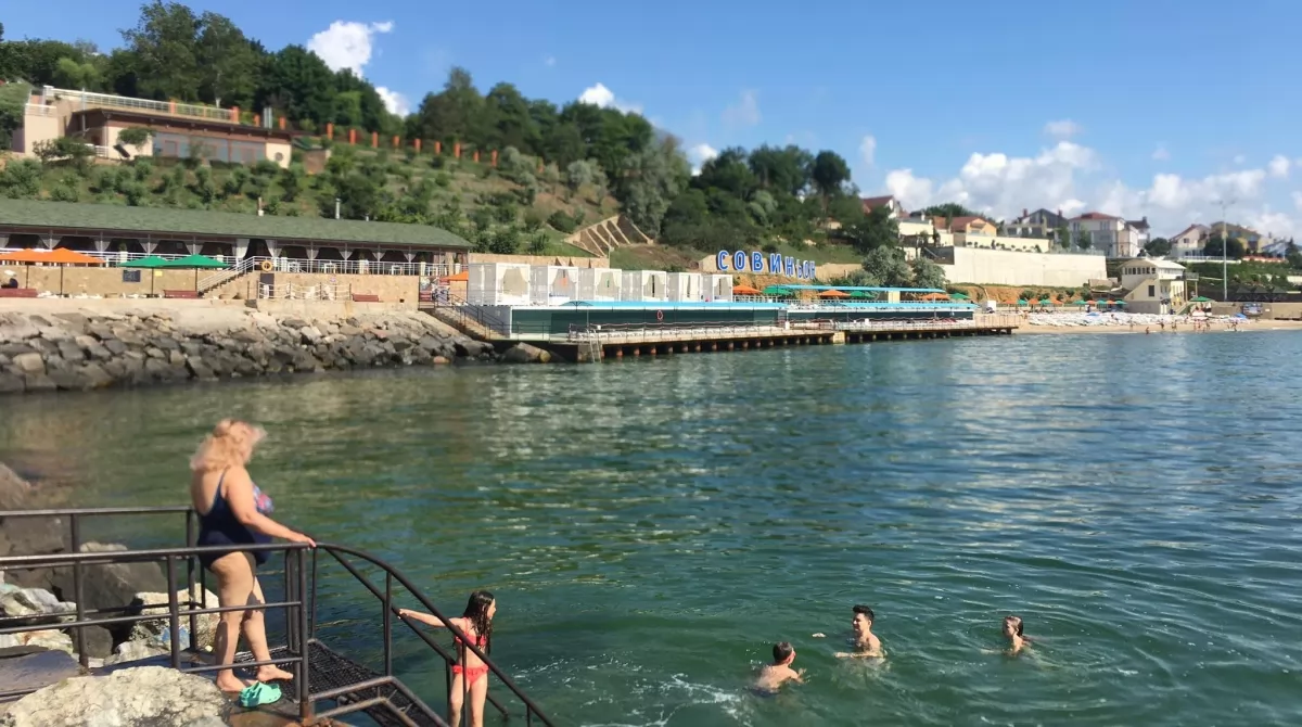 На пляже в Одессе люди не носят маски