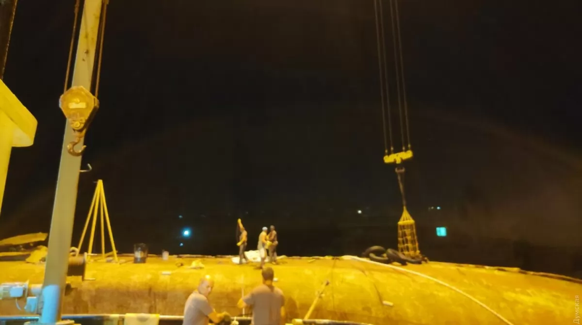 В Одессе идет подготовка к подъему танкера 