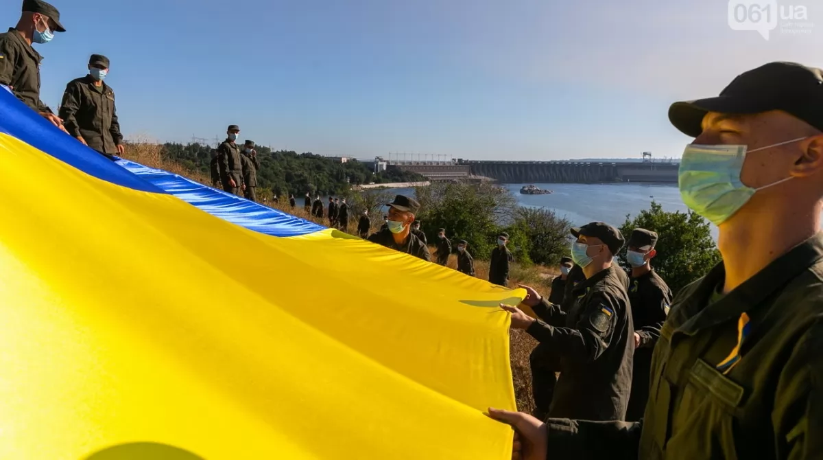 100-метровый сине-желтый стяг развернули на Хортице. Фото: 061.ua