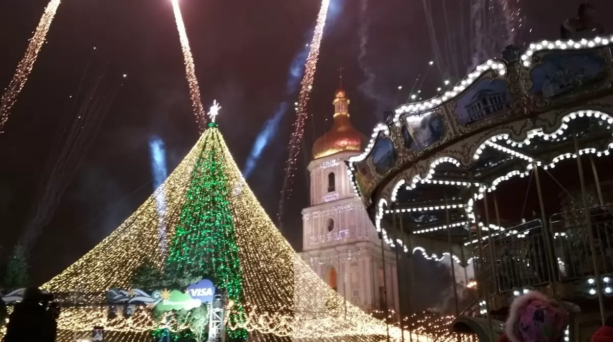 Киев зажег новогоднюю елку на Софийской площади. Фото: Українські Новини Киев зажег новогоднюю елку на Софийской площади. Фото: Українські Новини