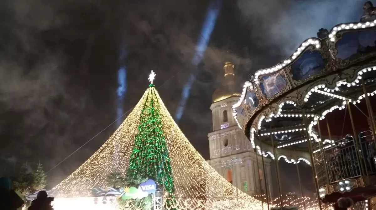 Киев зажег праздничную елку на Софийской площади. Фото: Українські Новини Киев зажег праздничную елку на Софийской площади. Фото: Українські Новини