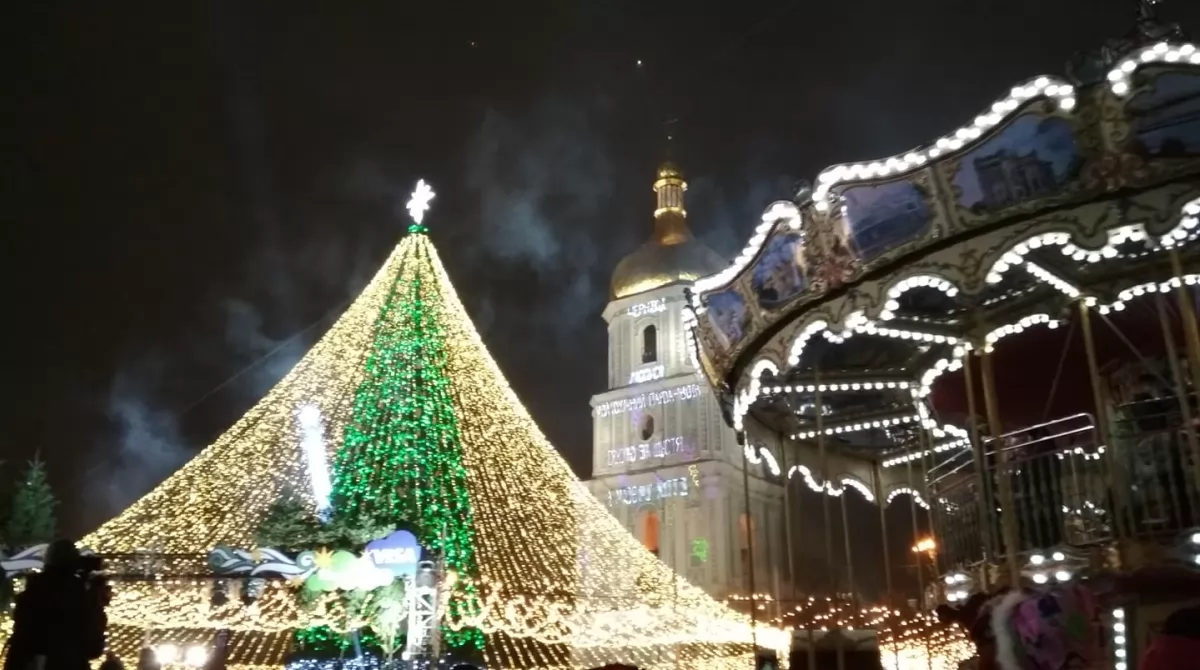 Киев зажег елку на Софийской площади. Фото: Українські Новини Киев зажег елку на Софийской площади. Фото: Українські Новини