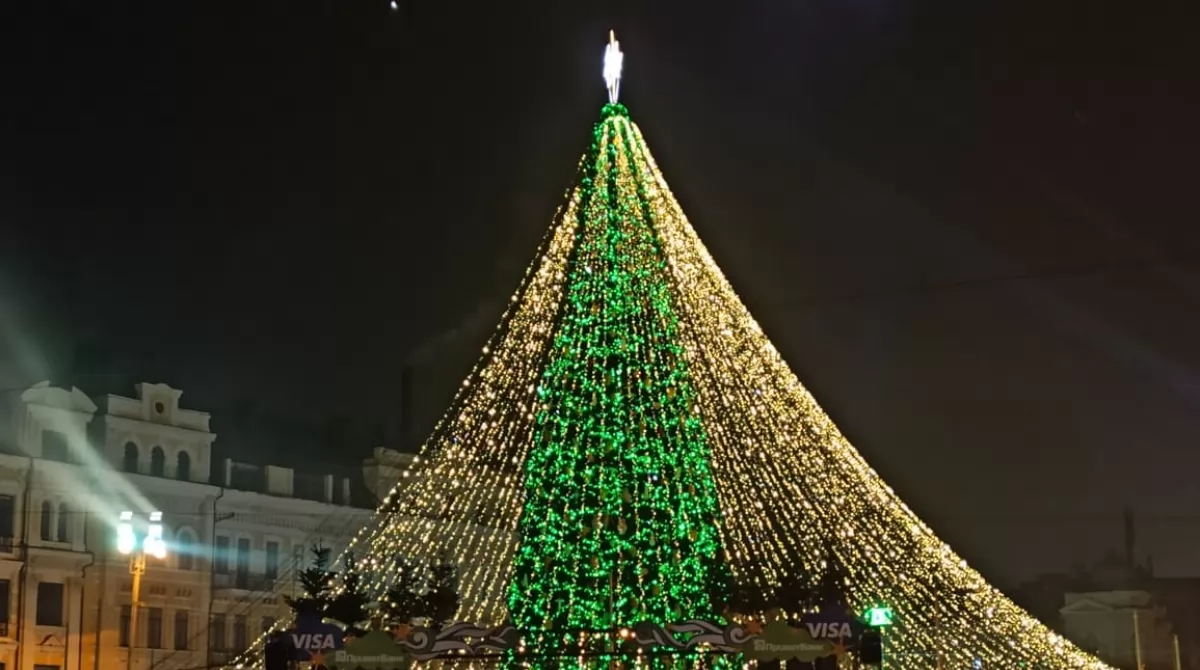 На Софийской площади зажгли главную елку страны. Фото: Українські Новини На Софийской площади зажгли главную елку страны. Фото: Українські Новини