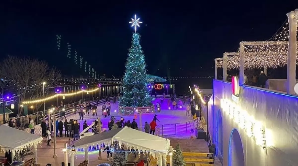 Горка возле Арки дружбы народов. Фото: folk.ukraine