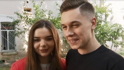 Андрій Ейдер зробив своїй дівчині предожение. Скріншот: YouTube/ТСН