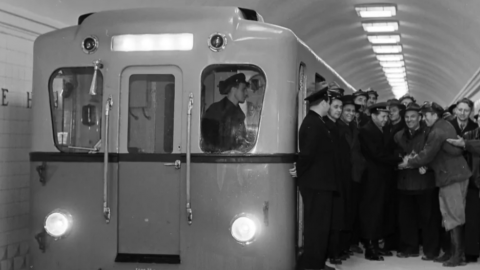Строители киевского метрополитена поздравляют машиниста с первым пробным рейсом, октябрь 1960 года. Фото: Центральный государственный кинофотофоноархив Украины имени Г. С. Пшеничного