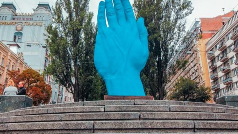 У Києві встановили величезну синю руку. Фото: Інформатор