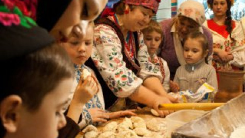 Киевлян и гостей ожидают мастер-классы по лепке вареников, дегустация блинов, катания на санях и другое.