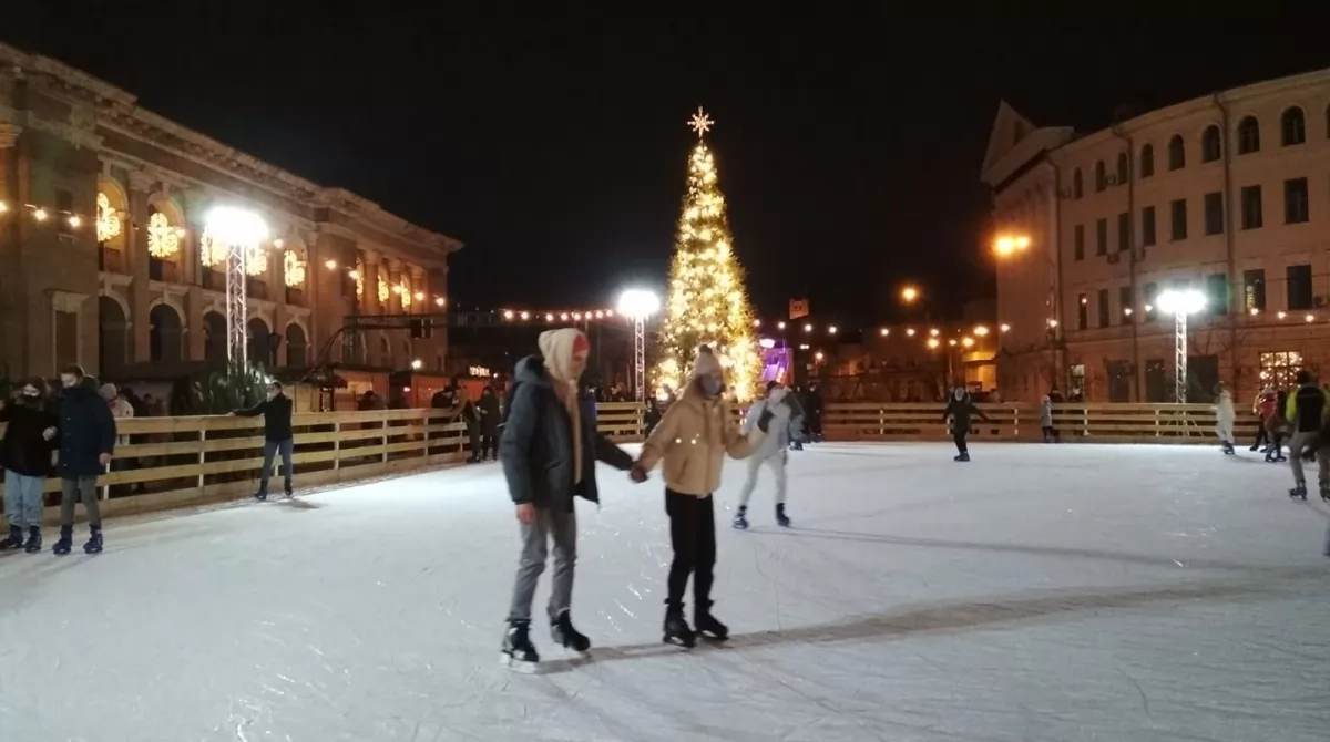 Каток в Киеве на Контрактовой площади. Фото: Українські Новини Каток в Киеве на Контрактовой площади. Фото: Українські Новини