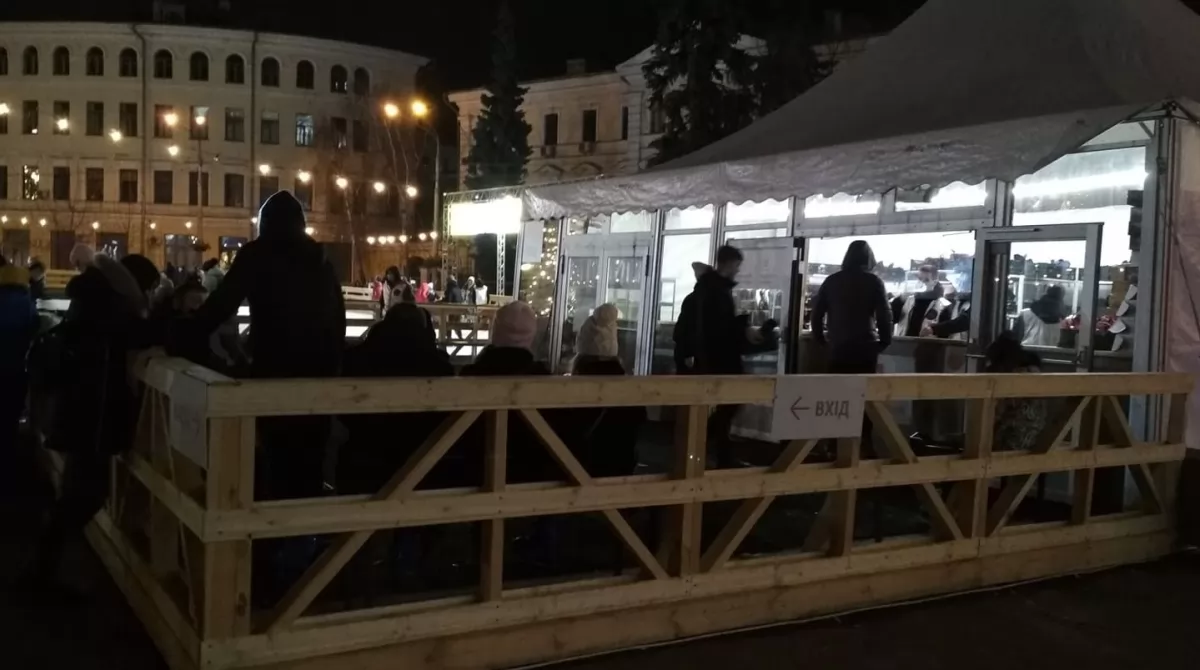 В первый день локдауна в Киеве работает каток на Контрактовой площади. Фото: Українські Новини В первый день локдауна в Киеве работает каток на Контрактовой площади. Фото: Українські Новини