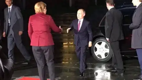 Меркель зустрічає Путіна в Берліні на переговорах в "нормадському форматі". Фото: соцмережі