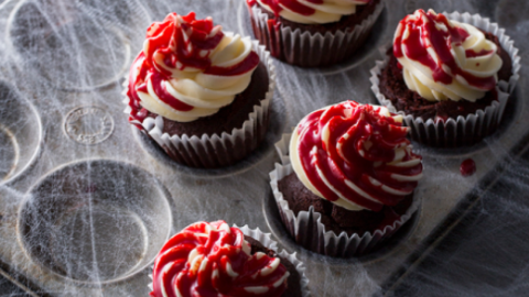 Вампирские капкейки. Фото: lightscamera-bake.com