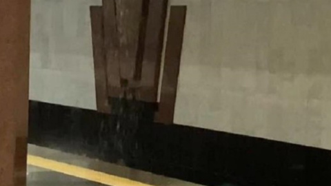 В метро Харькова трубу прорвало на балкон и платформу станции