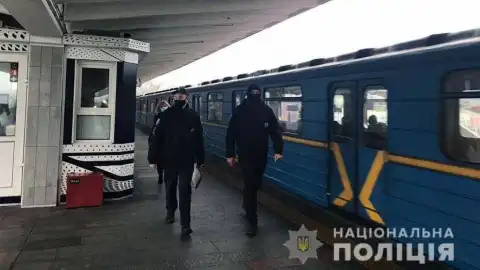 Поліція в метро Фото: Нацполіція