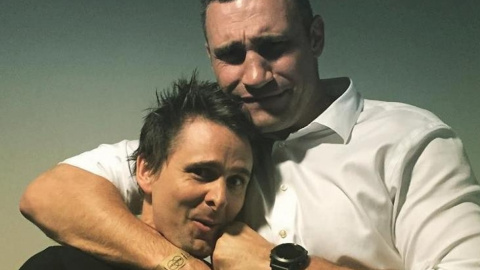 Кличко обнимает вокалиста Muse Мэтью Беллами. Фото: instagram.com/mattbellamy