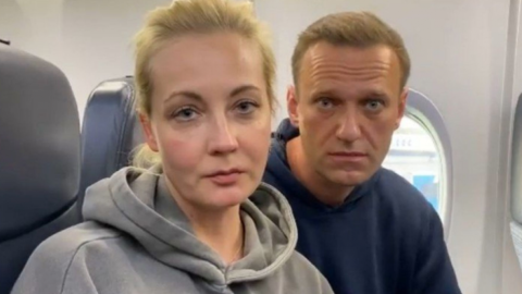 Алексей Навальный и Юлия Навальная в самолете перед вылетом из Берлина в Москву. Скриншот: instagram/navalny